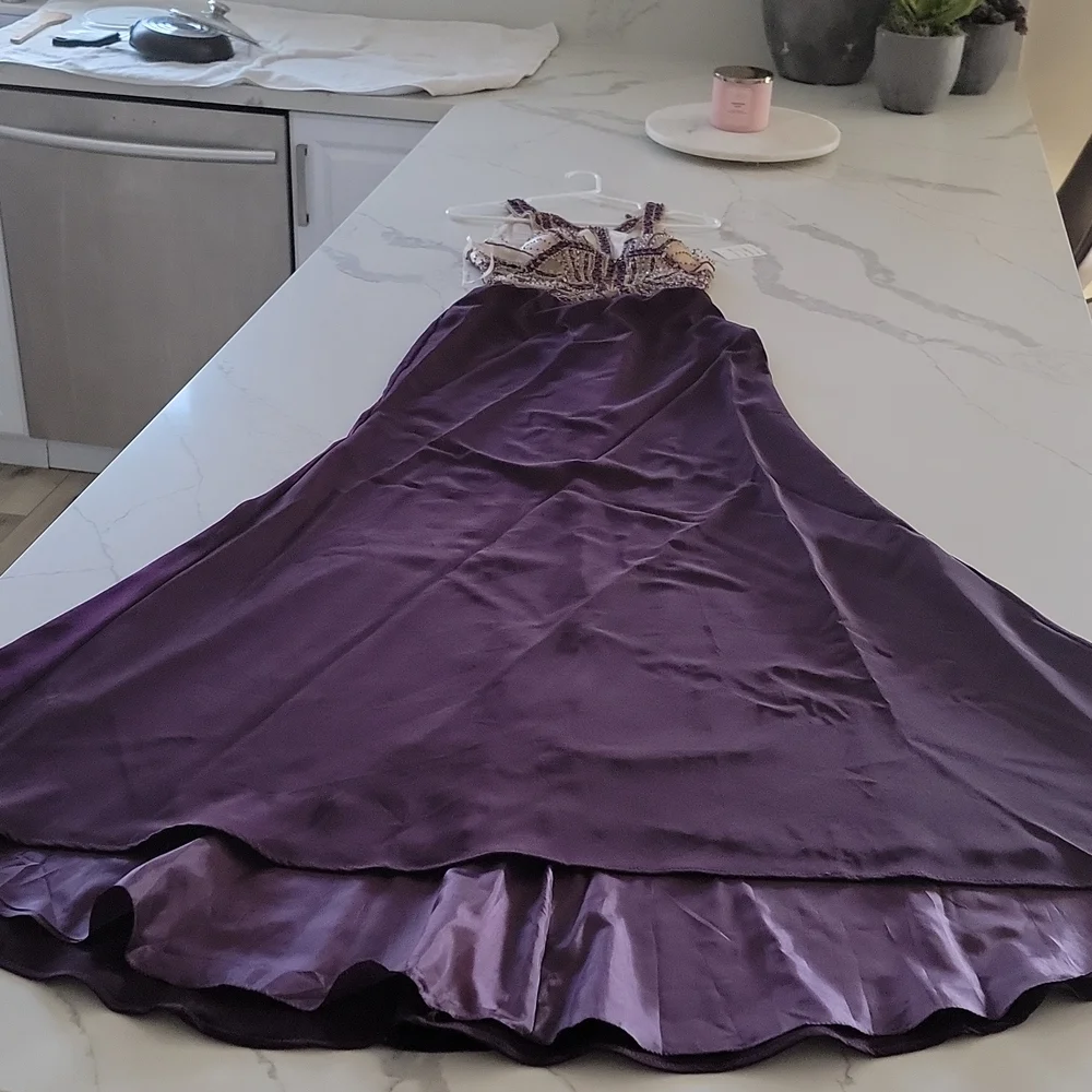 BEAUTIFUL NEW PROM DRESS IN PURPLE COLOR - Picture 4 of 10